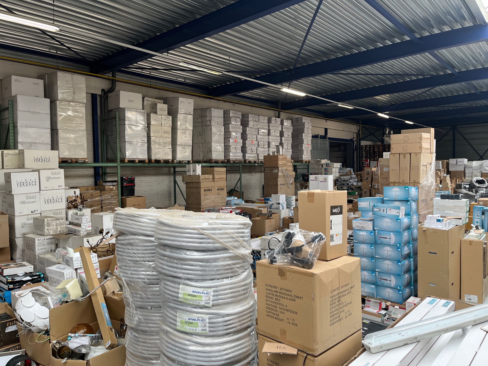 Opkoper van schakelmateriaal en installatietechniek met grote voorraden en werkplaatsinventaris in professioneel magazij