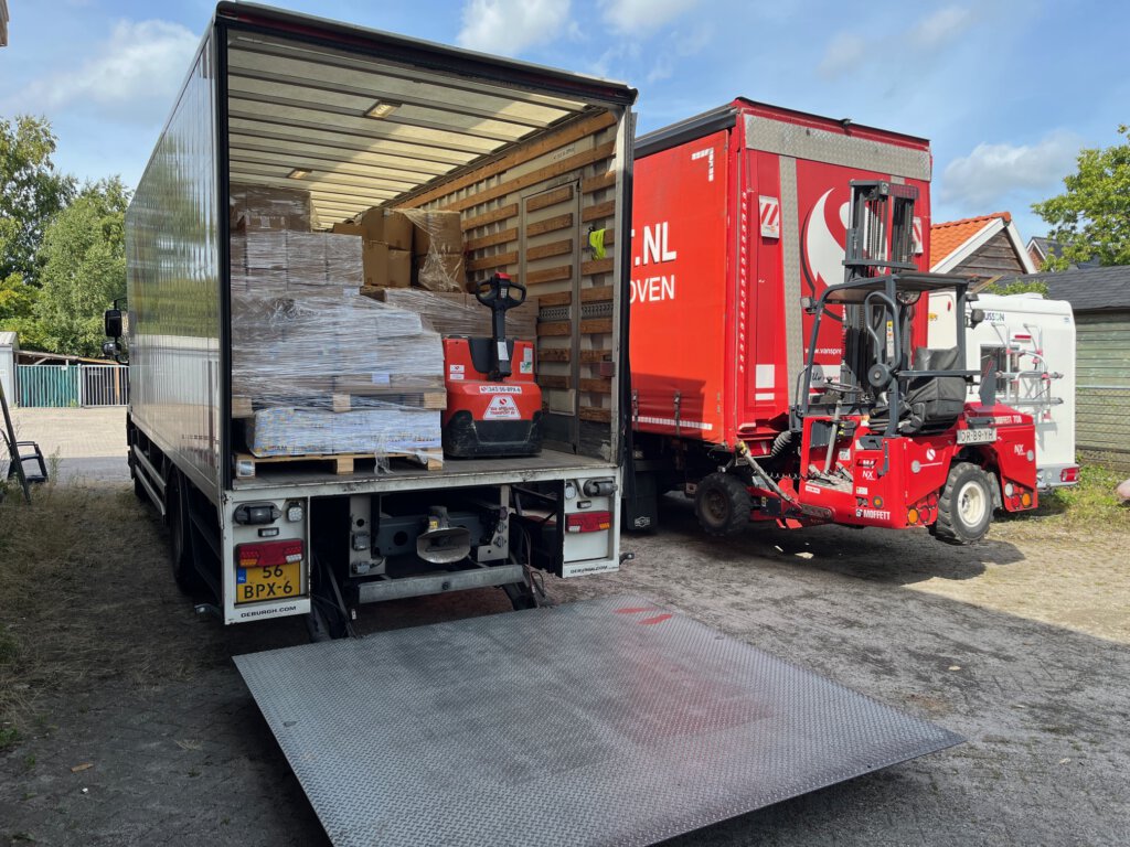 Eigen transport van inventaris voor een online veiling in Nederland waarbij goederen professioneel worden opgehaald en logistiek verwerkt door Veilinghuis Nederland