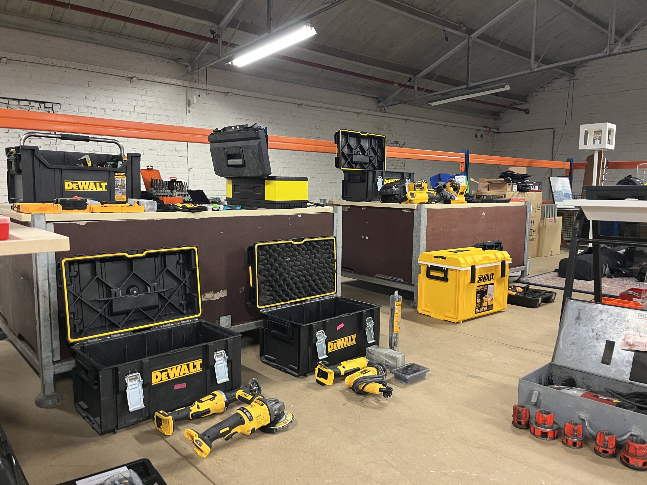 Elektrisch gereedschap verkopen zoals boormachines en zagen