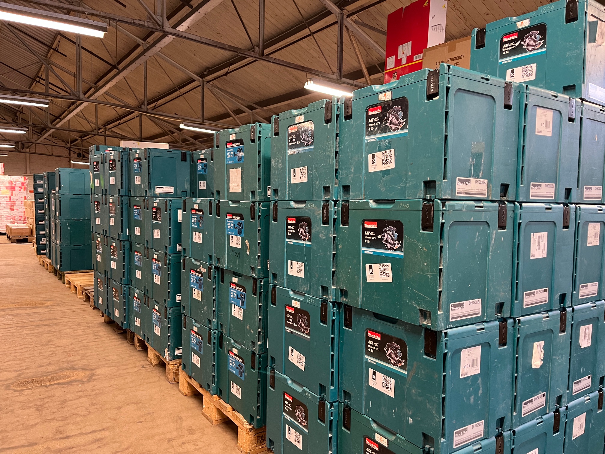 Gesorteerde partij gereedschap op pallets in magazijn