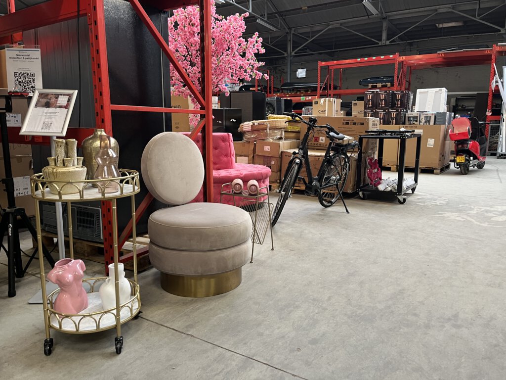 Magazijn met inventaris en gereedschap klaar voor online veiling in Nederland