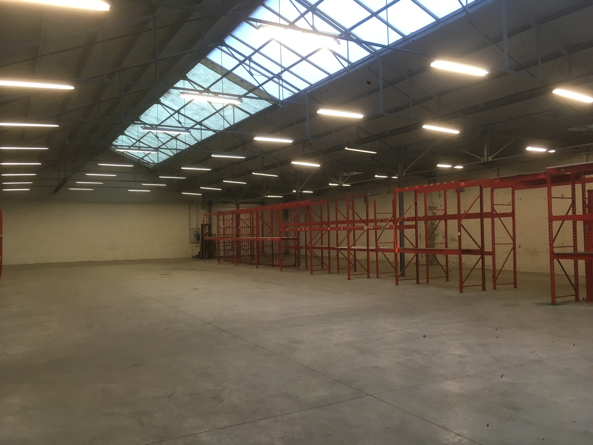 Leeg opgeleverd magazijn na professionele ontruiming en verkoop