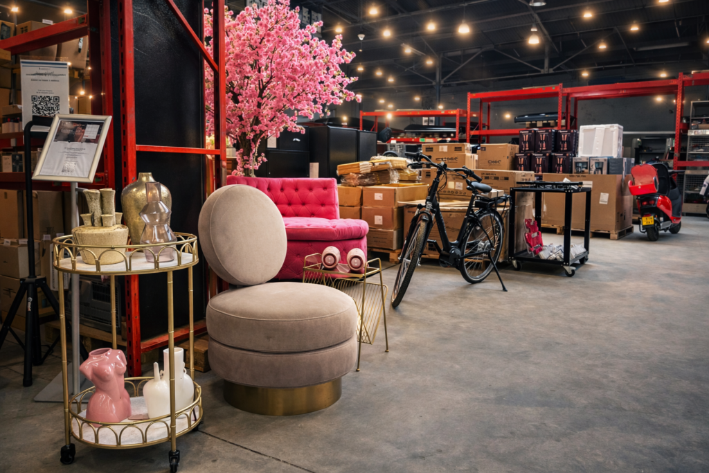 Magazijn van Veilinghuis Nederland waar inventaris professioneel wordt verkocht via een landelijke online veiling