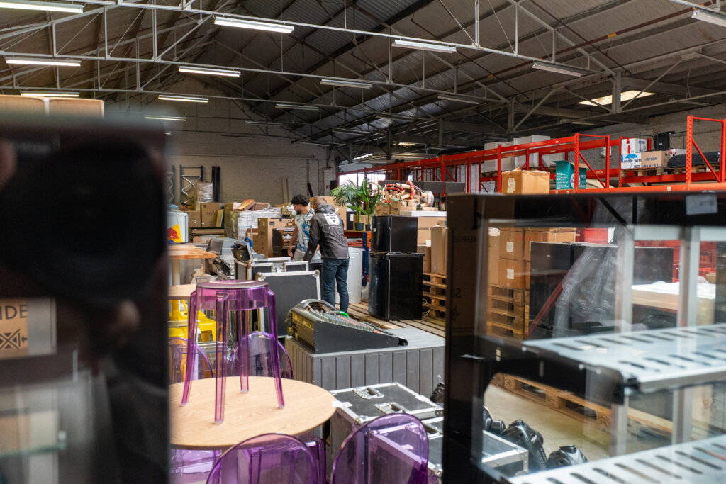 Particulier die inventaris inbrengt voor een online veiling in Nederland met professionele begeleiding tijdens de afgiftedag