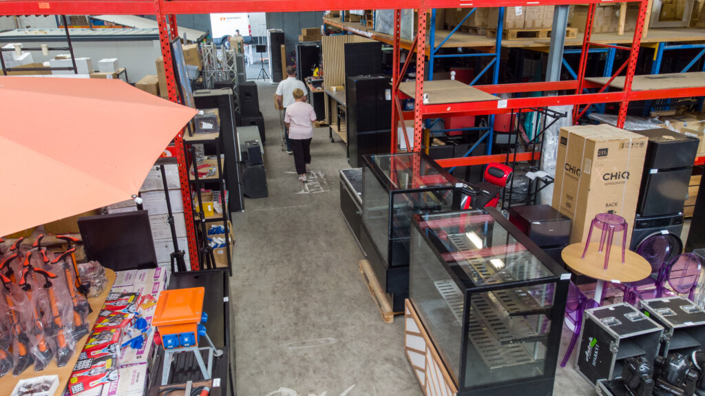 Professioneel ingericht magazijn voor een online veiling in Nederland waar inventaris wordt opgeslagen en voorbereid voor de afgiftedag door Veilinghuis Nederland