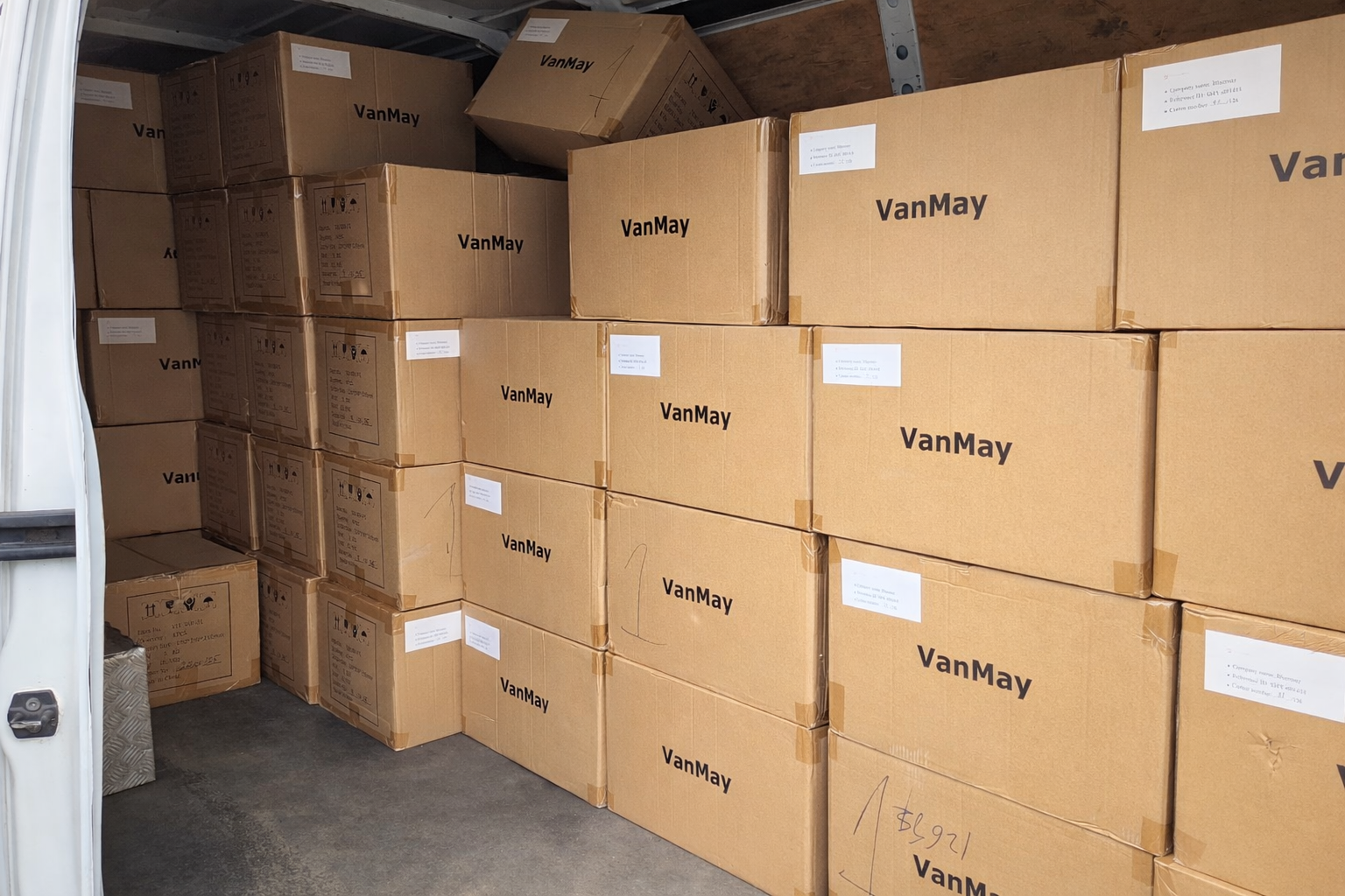 E-commerce voorraad verkopen bij bedrijfsbeëindiging – dozen met magazijnvoorraad klaar voor verwerking en opkoop