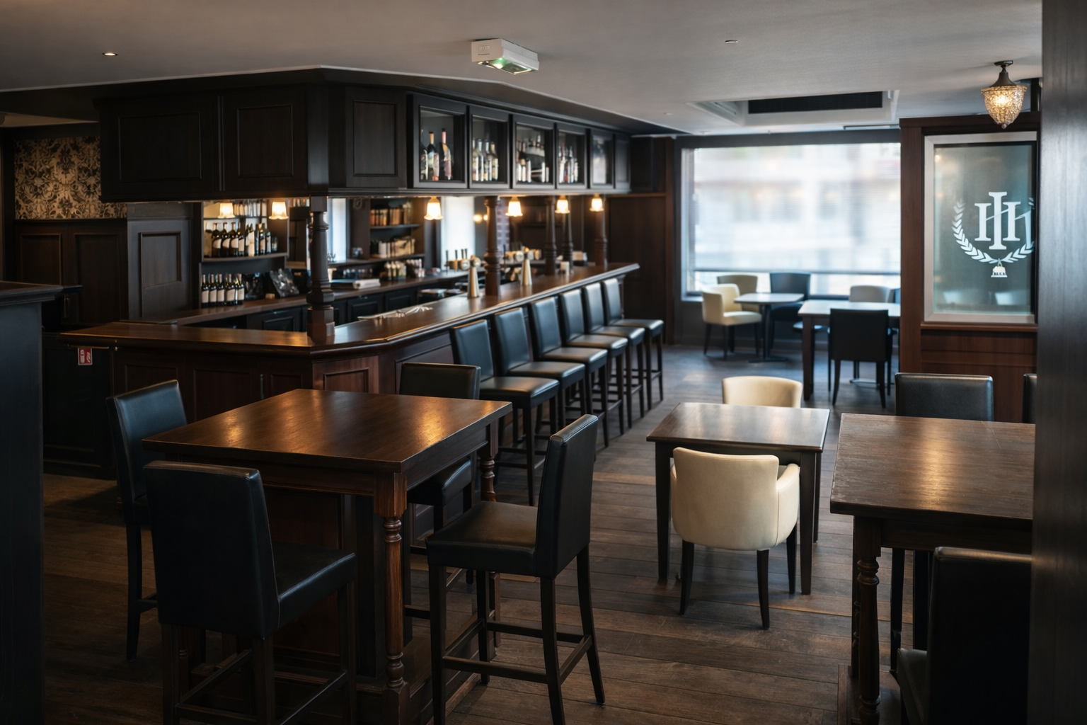 Complete horeca-inventaris met bar en inrichting bij verkoop na sluiting in Nederland