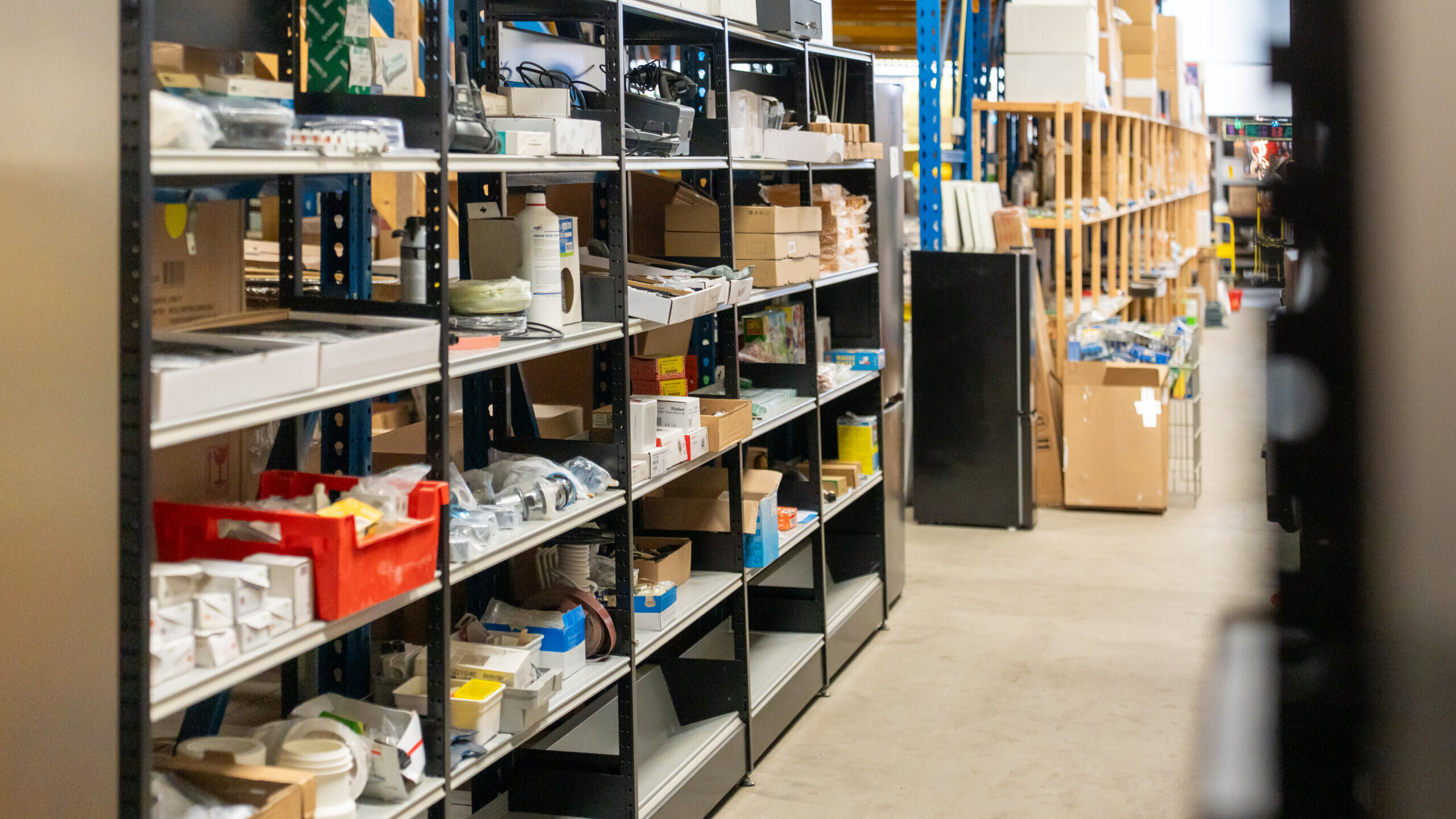 Overtollige e-commerce voorraad die langdurig in opslag liggen