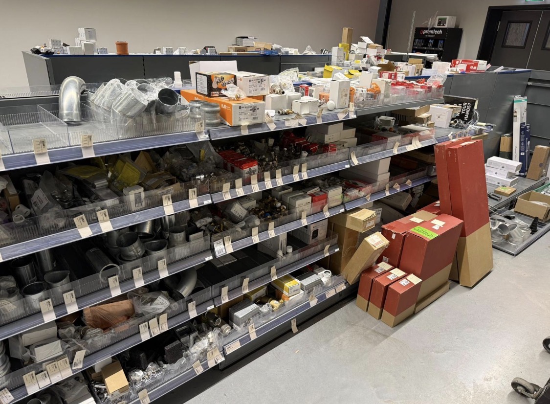 Bedrijfsopschoning bij sanitair groothandel in Rijssen met grote partij installatiematerialen