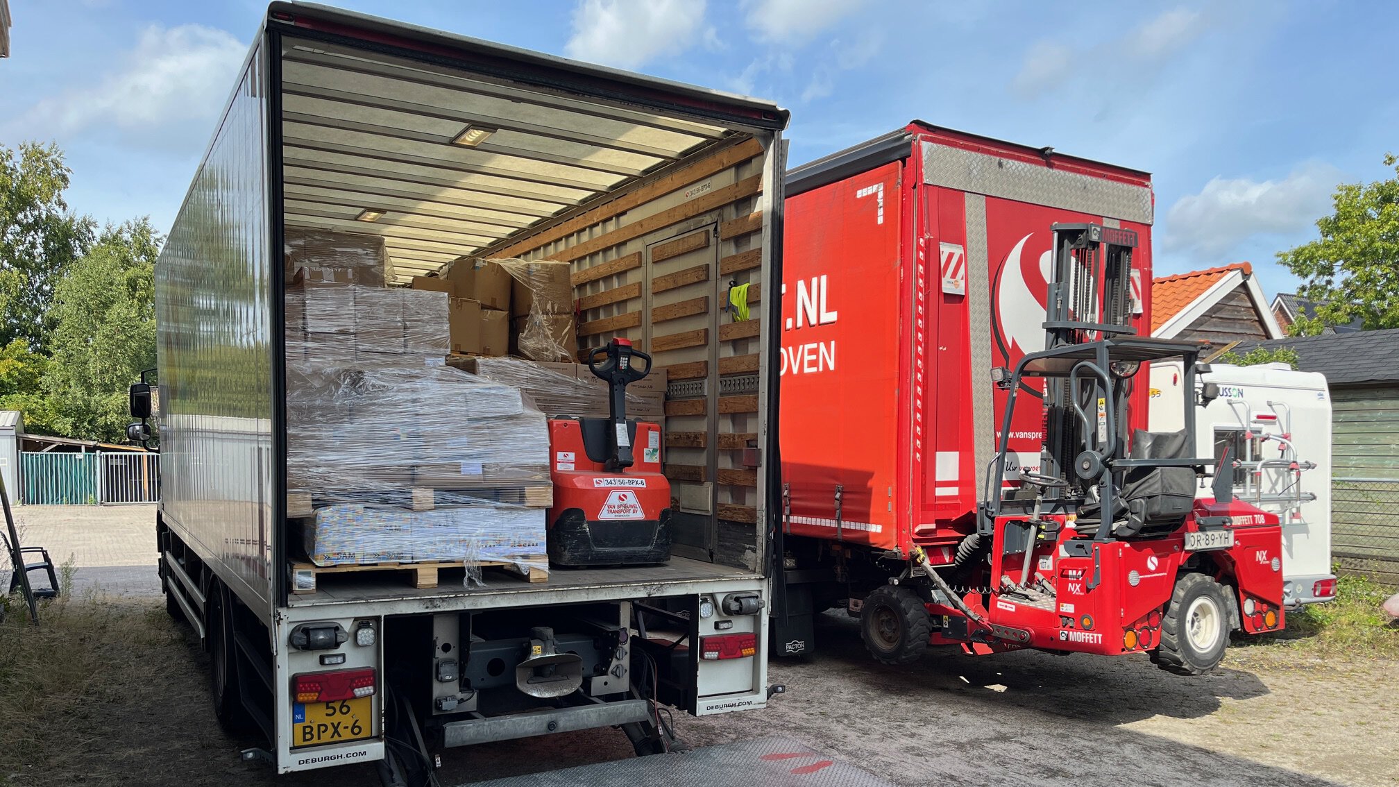 Eigen transport van inventaris voor een online veiling in Nederland waarbij goederen professioneel worden opgehaald en logistiek verwerkt door Veilinghuis Nederland