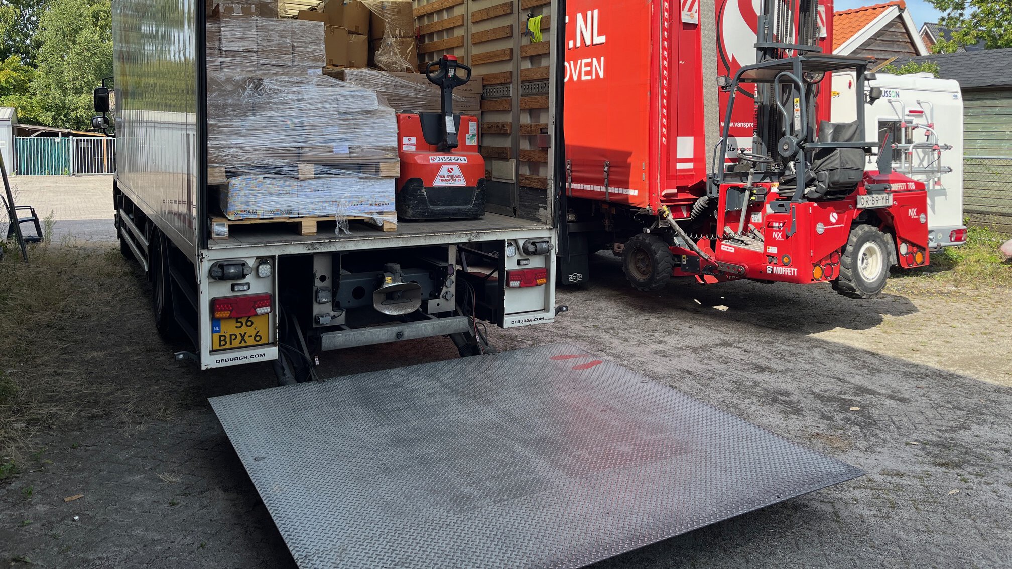 Eigen transport van inventaris voor een online veiling in Nederland waarbij goederen professioneel worden opgehaald en logistiek verwerkt door Veilinghuis Nederland