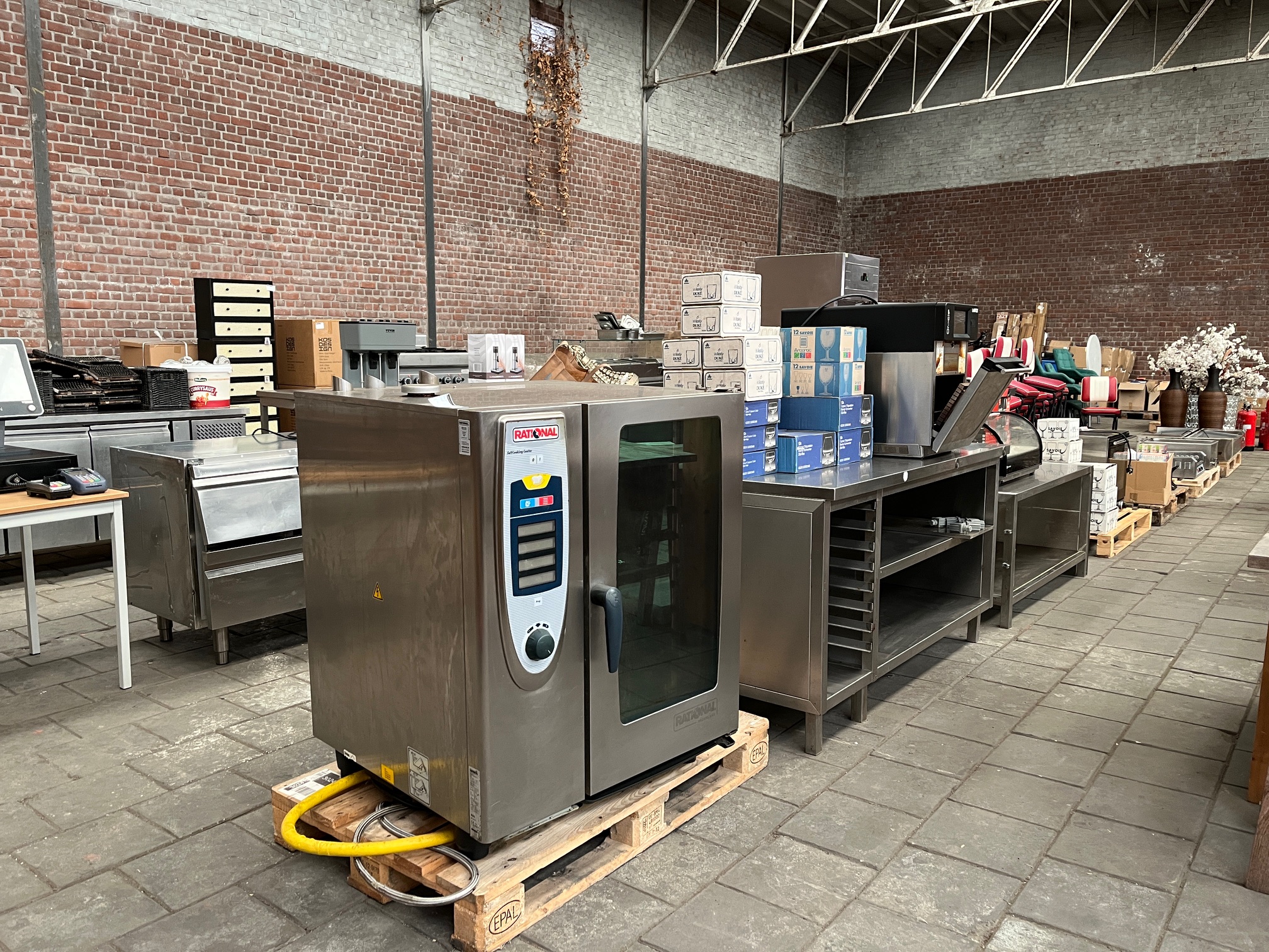 Horeca inventaris in kavels voor online veiling Hoogeveen