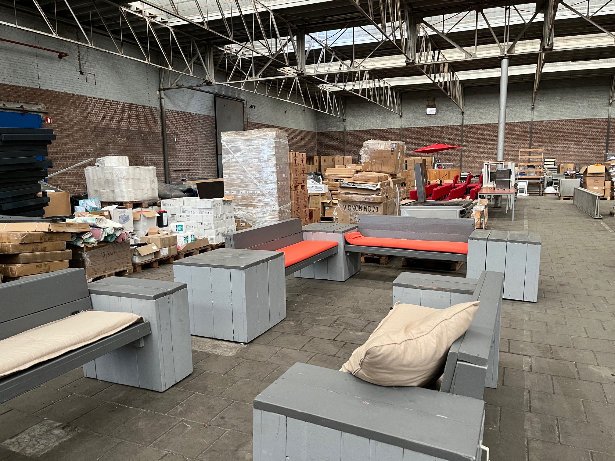 Kavels opgesteld in magazijn Hoogeveen voor veiling