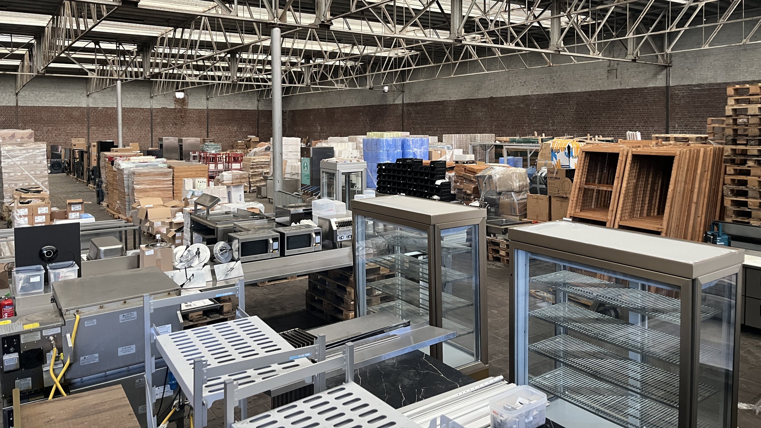 Bedrijfsinventaris gesorteerd en professioneel gepresenteerd voor online veiling