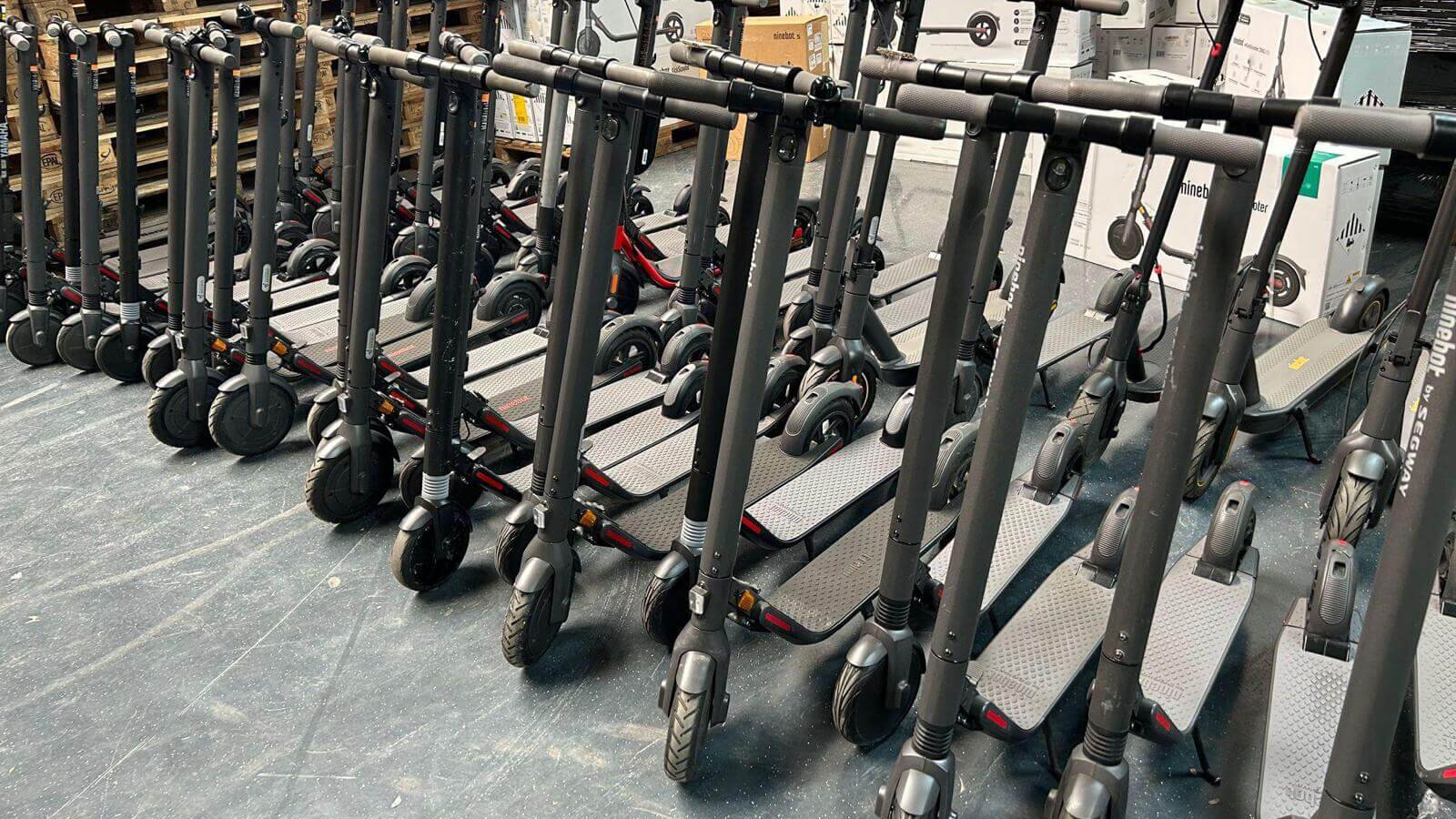 Gemengde retourartikelen van diverse categorieën, van elektronica tot huishoudelijke producten.