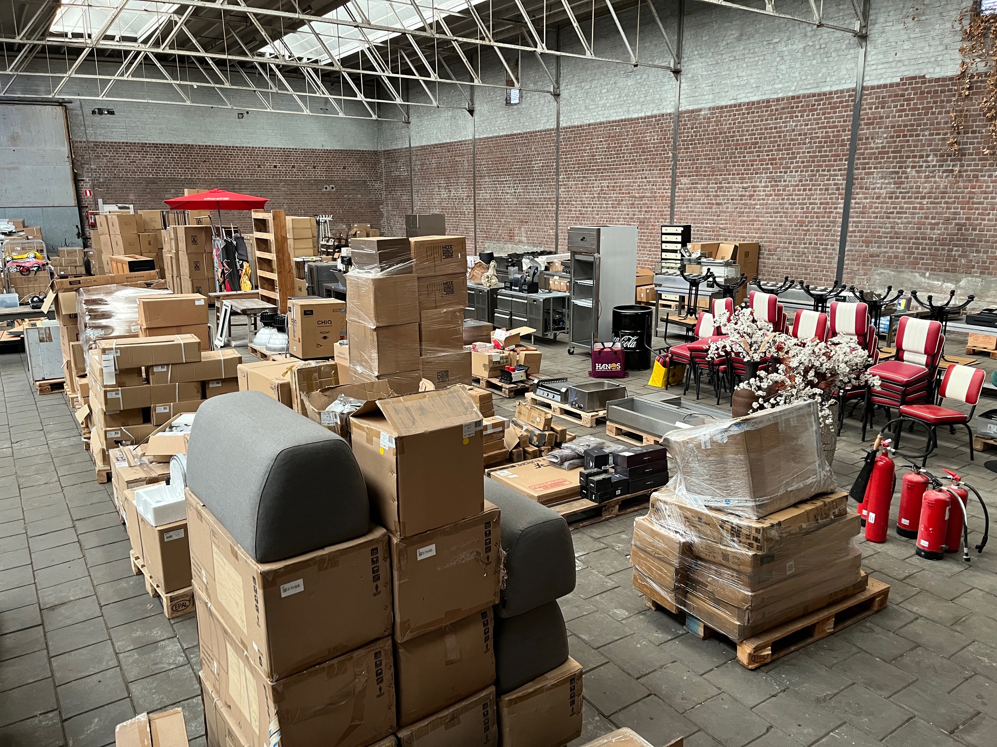 Verzamelveiling goederen opslag in magazijn Hoogeveen