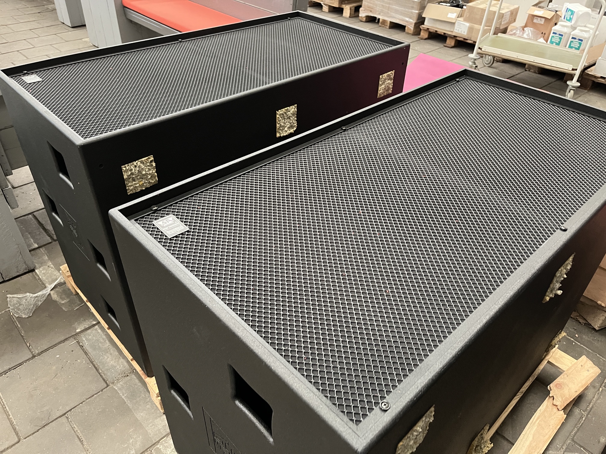 Grote professionele bioscoop subwoofers en Stage Accompany speakers klaar voor transport en verkoop