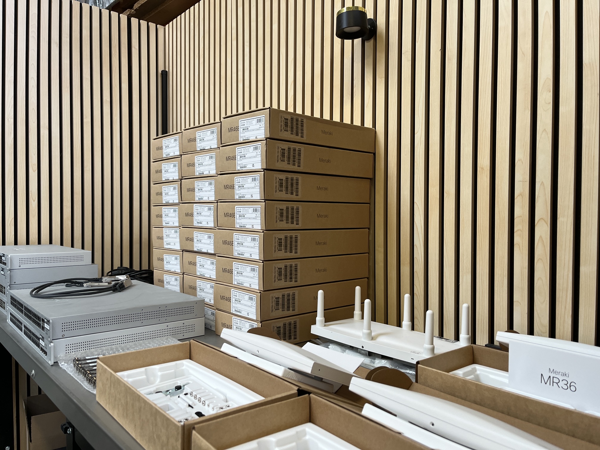 Professionele netwerkapparatuur uit zakelijke ICT omgeving gereed voor opkoop.
