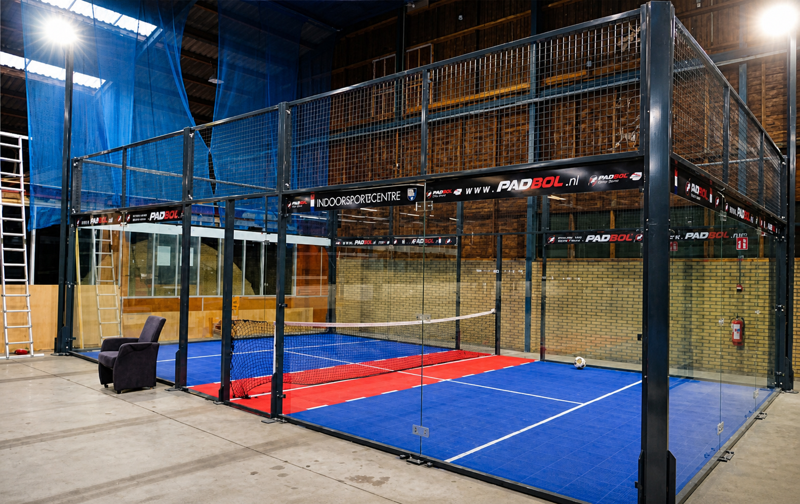 Padelbaan en hekwerk tijdens demontage en voorbereiding voor verkoop