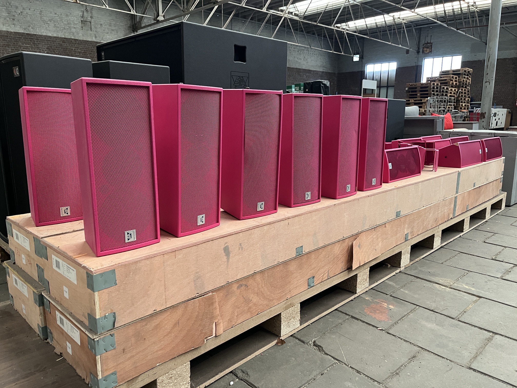 Professionele geluidsinstallatie met speakers, subwoofers en versterkers gedemonteerd voor opkoop en online veiling