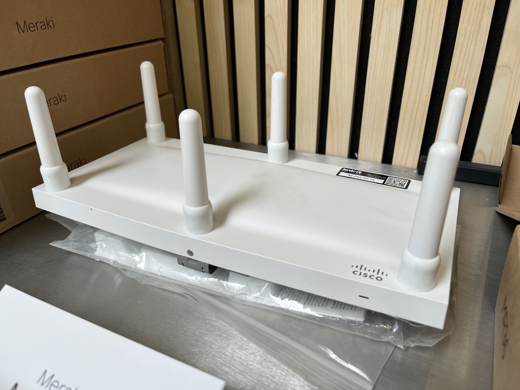 Professionele wifi netwerkapparatuur uit bedrijfsomgeving.