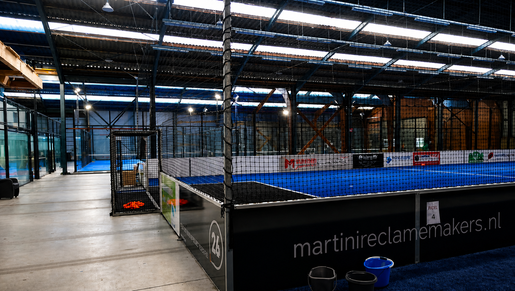 Binnenzijde sporthal met padelbanen en inventaris voorafgaand aan verkoop via online veiling