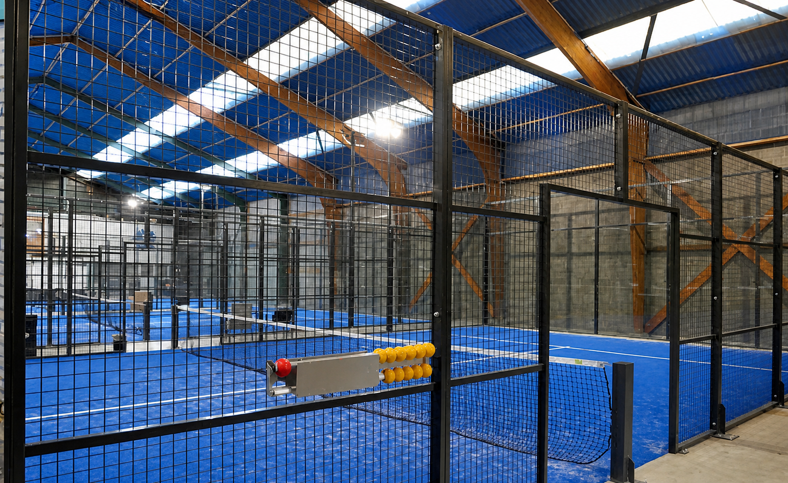 Sporthal leegmaken met padelbanen en sportinventaris klaar voor verkoop via online veiling