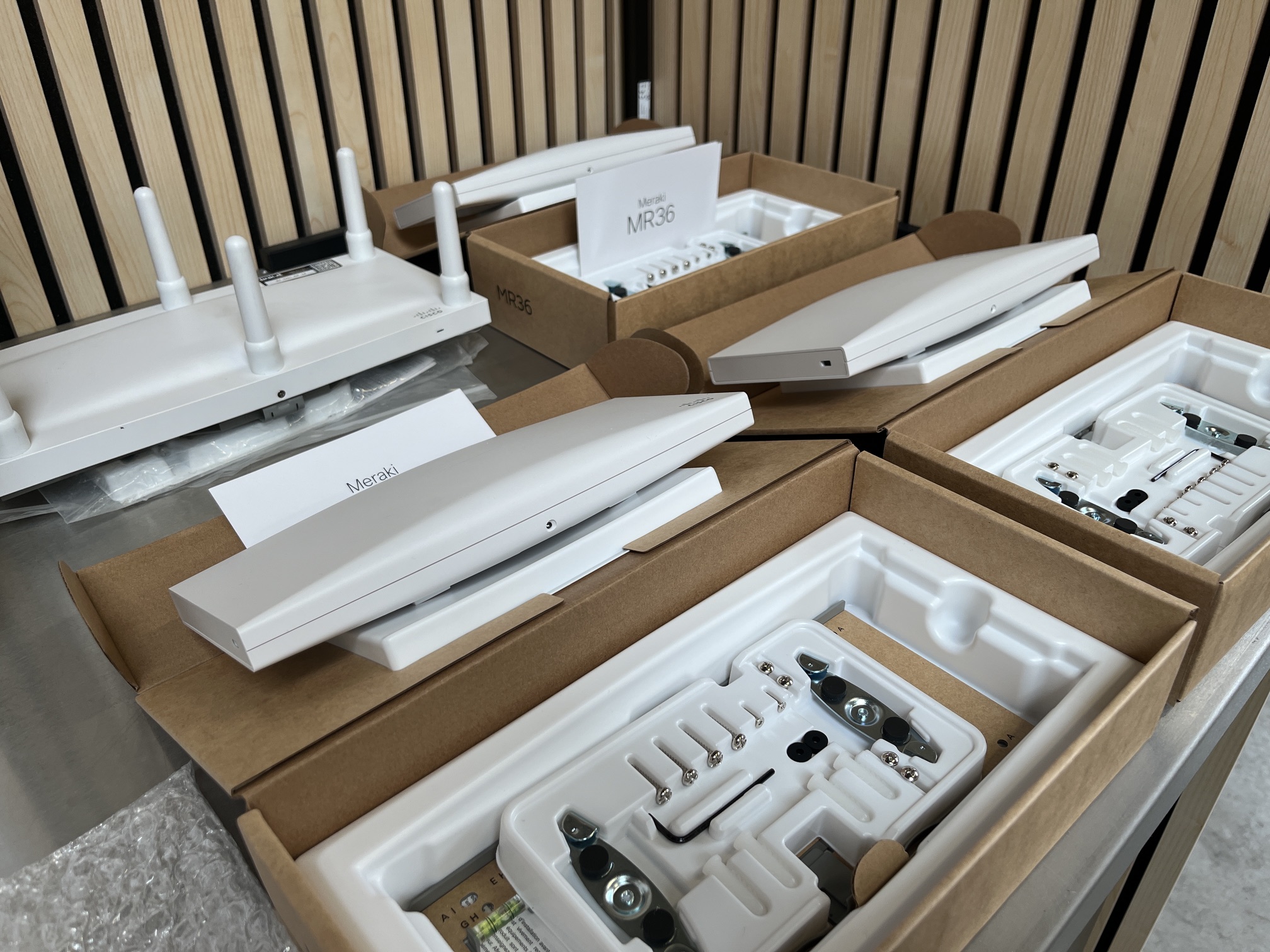 Overtollige ICT hardware zoals laptops, computers, servers en netwerkapparatuur klaar voor verkoop, opkoop en hergebruik.