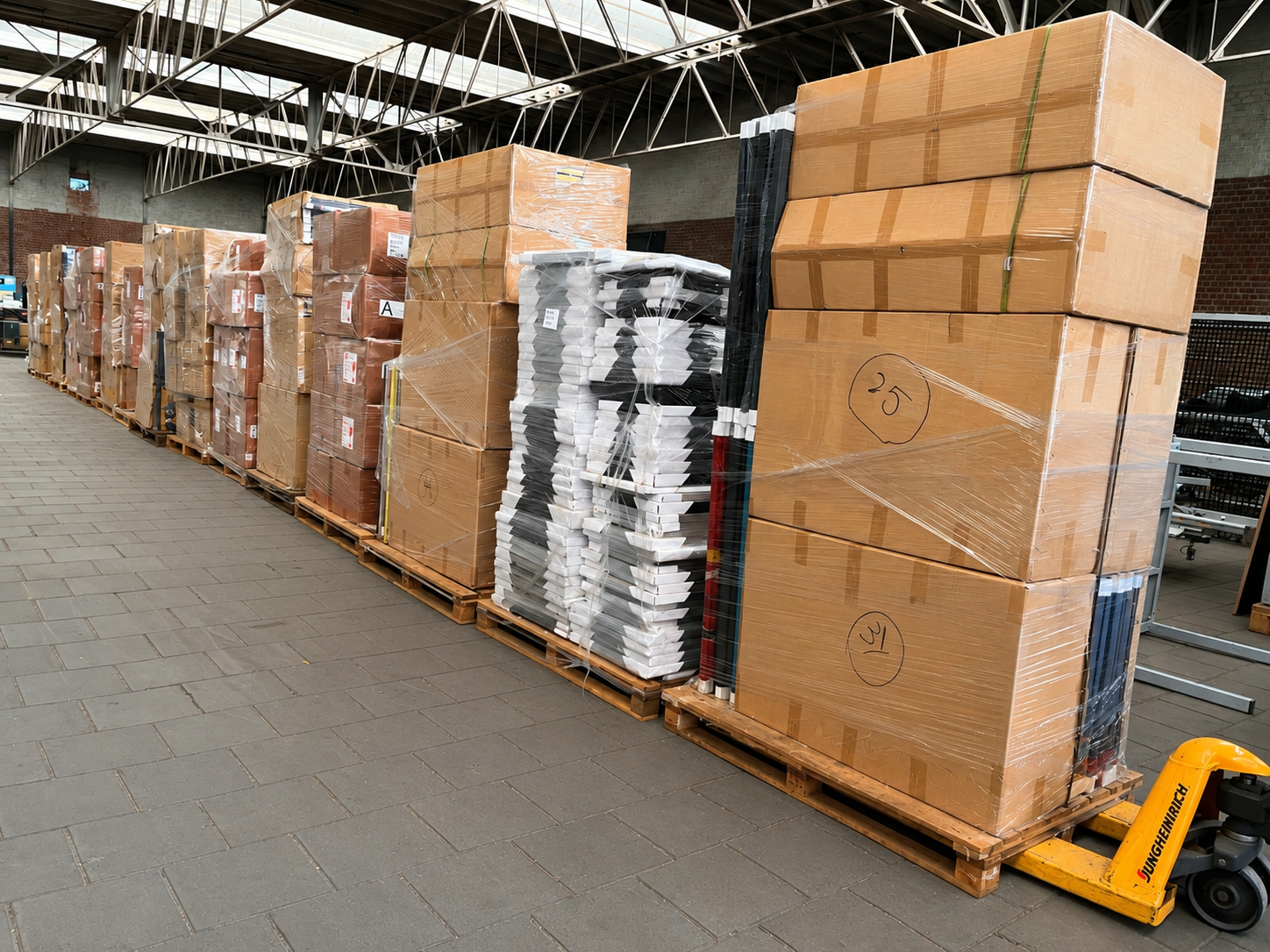 Pallets met bedrijfsinventaris en magazijnvoorraad gereed voor online veiling door Veilinghuis Nederland.
