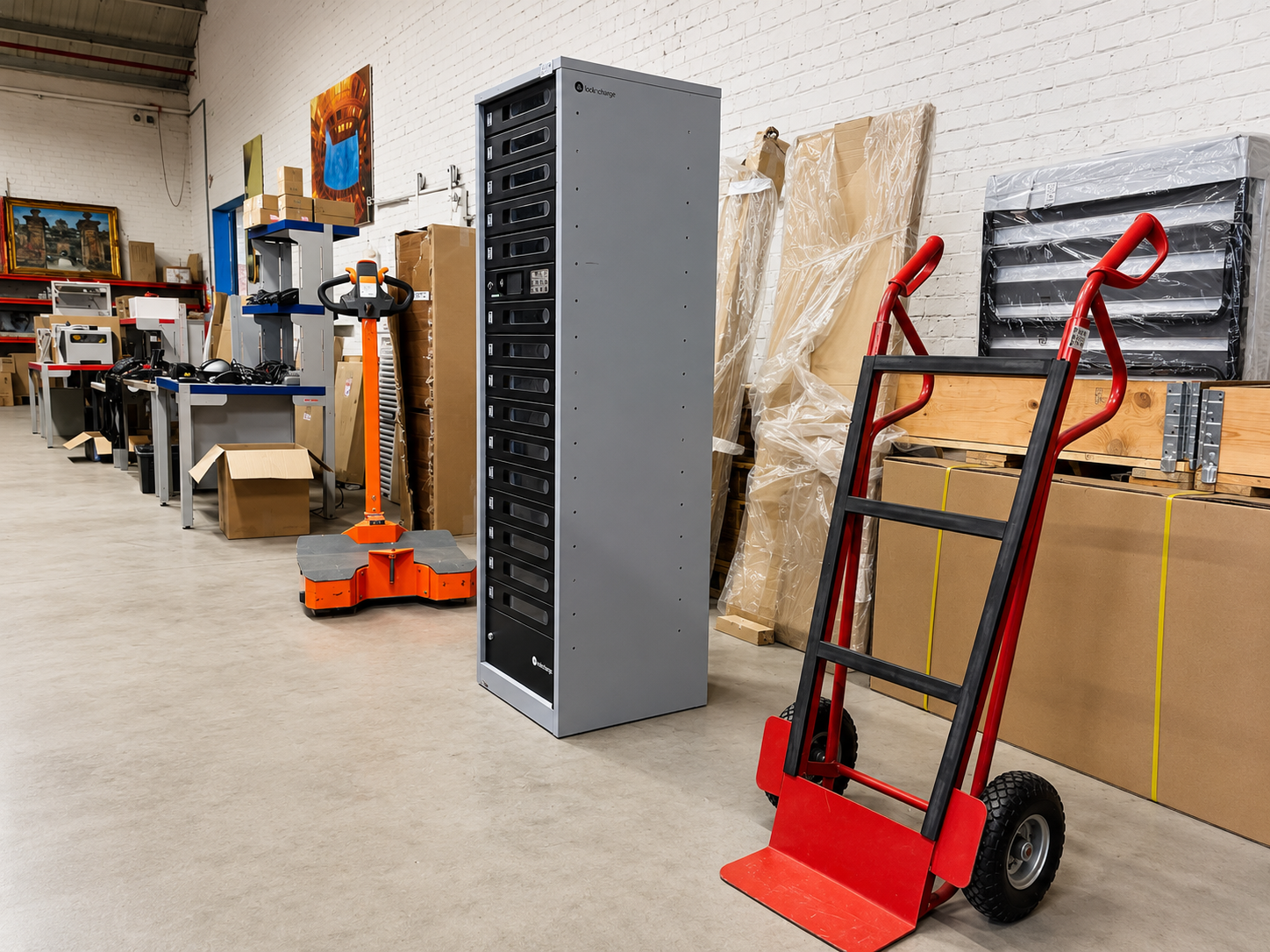 Bedrijfsinventaris met magazijnstellingen, machines en bedrijfsinrichting gereed voor verkoop via opkoop of online veiling.
