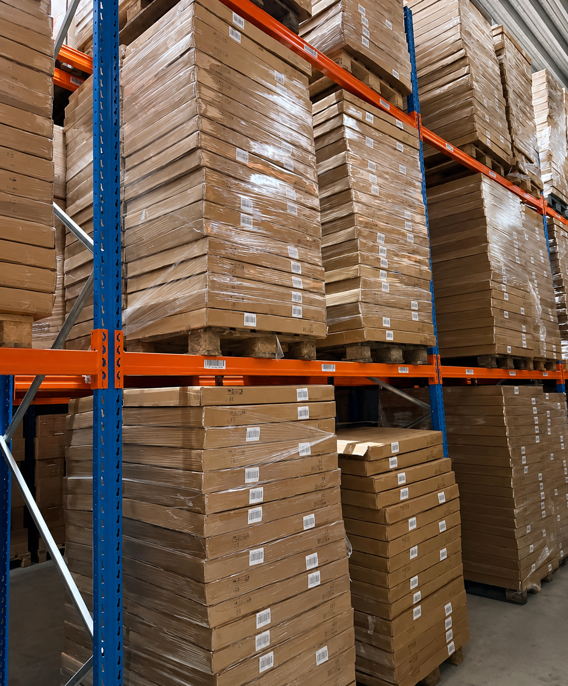 Overtollige magazijnvoorraad opgeslagen op pallets voor verkoop via online veiling of directe opkoop.