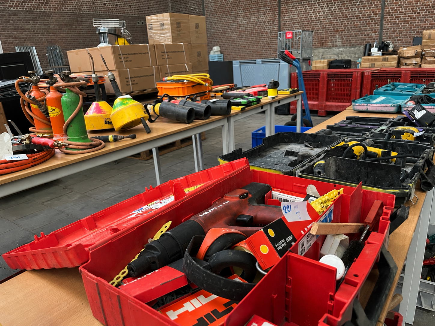 Professioneel gereedschap van een landelijke aannemer dat door Veilinghuis Nederland is opgekocht voor verkoop via een online veiling.