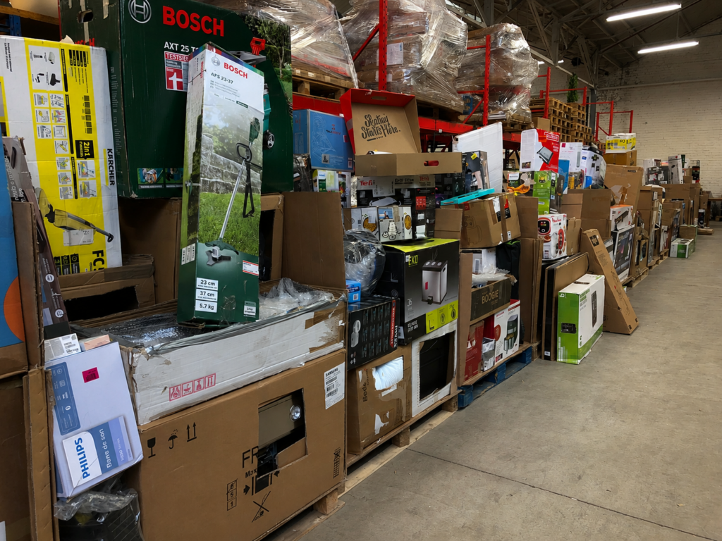 Gemengde retourgoederen en retourpallets met A-merken klaar voor opkoop door Veilinghuis Nederland.