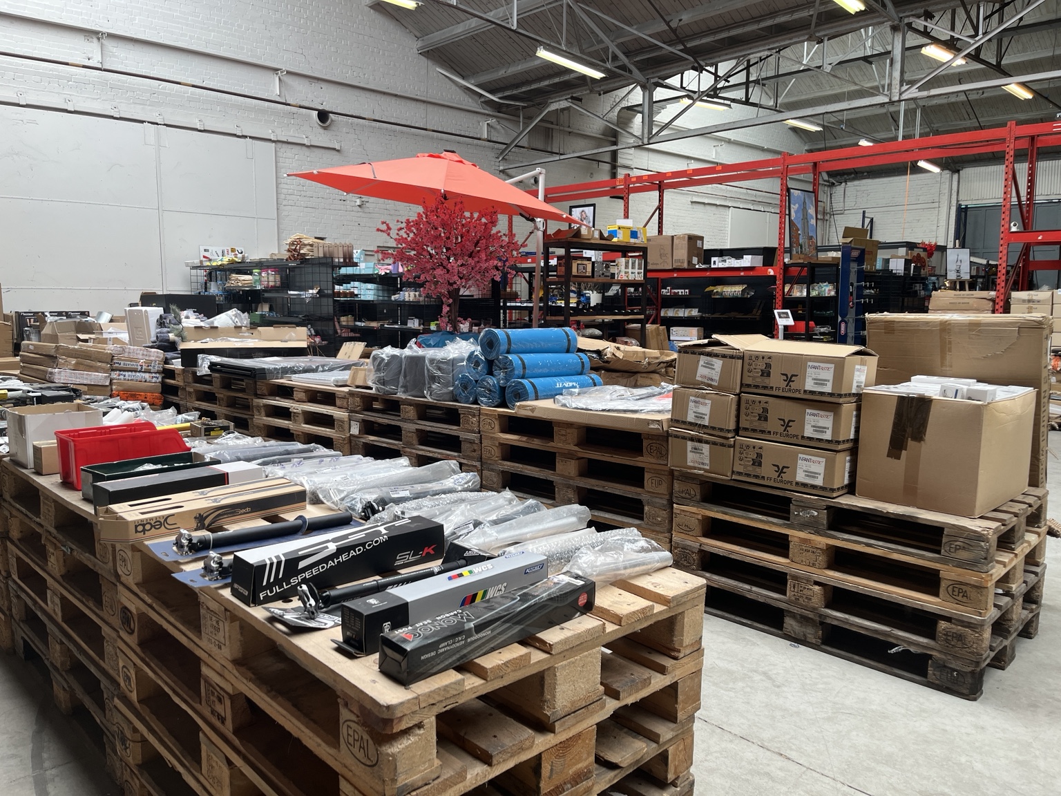 Bedrijfsinventaris, machines en goederen opgesteld voor een online veiling in Hoogeveen.