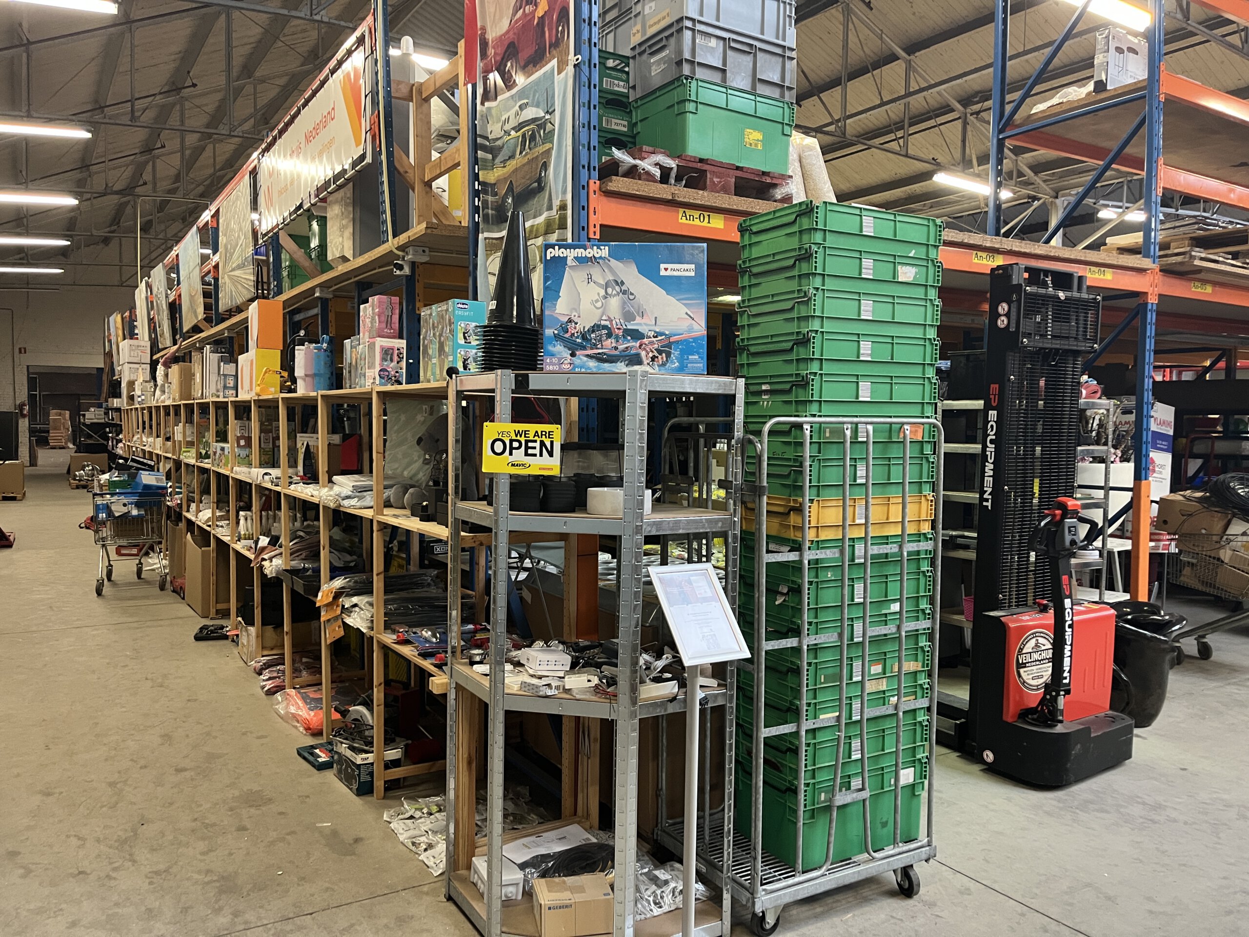 Opgekochte bedrijfsvoorraad in het eigen magazijn voor verdere verkoop
