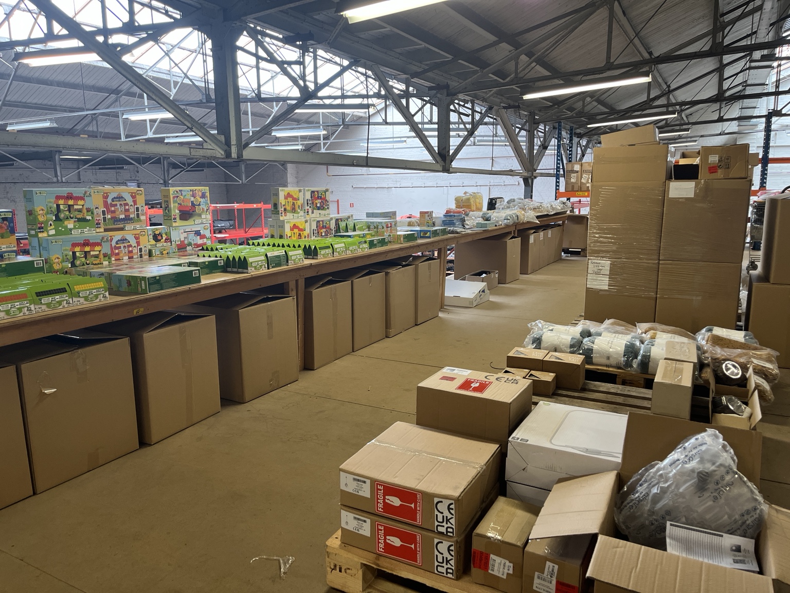 Diverse bedrijfsgoederen, consumentengoederen en handelspartijen tijdens een verzamelveiling.