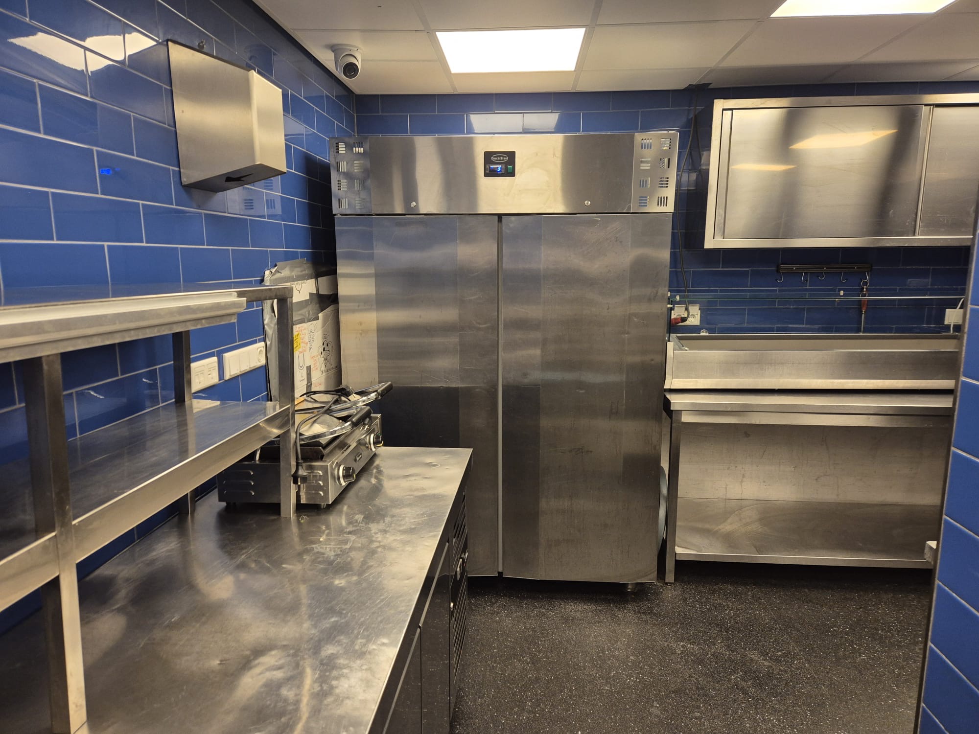 Professionele horeca keuken met RVS keukenapparatuur en werkstations voor opkoop
