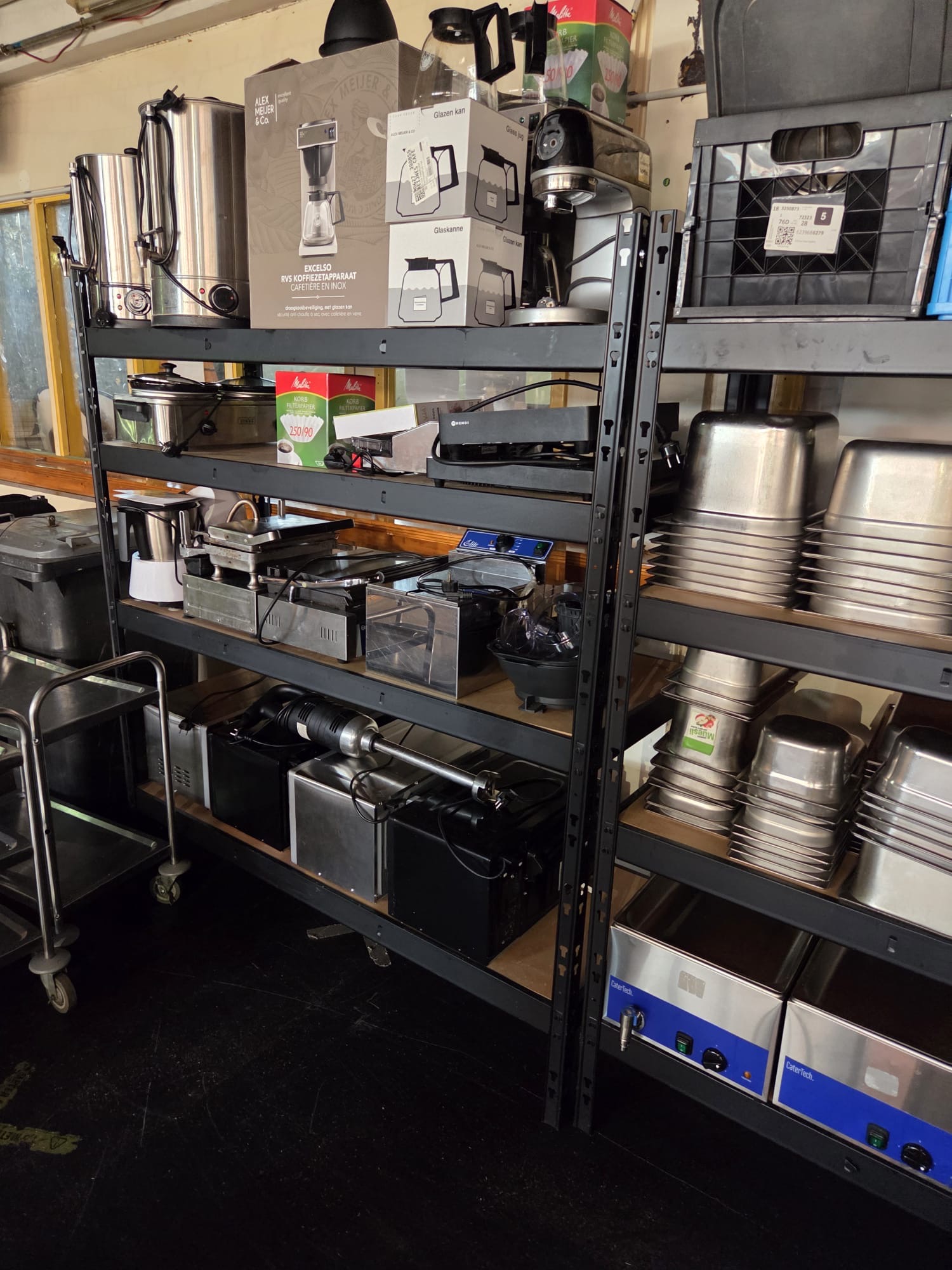 RVS horeca inventaris met professionele keukenmaterialen en opslagrekken