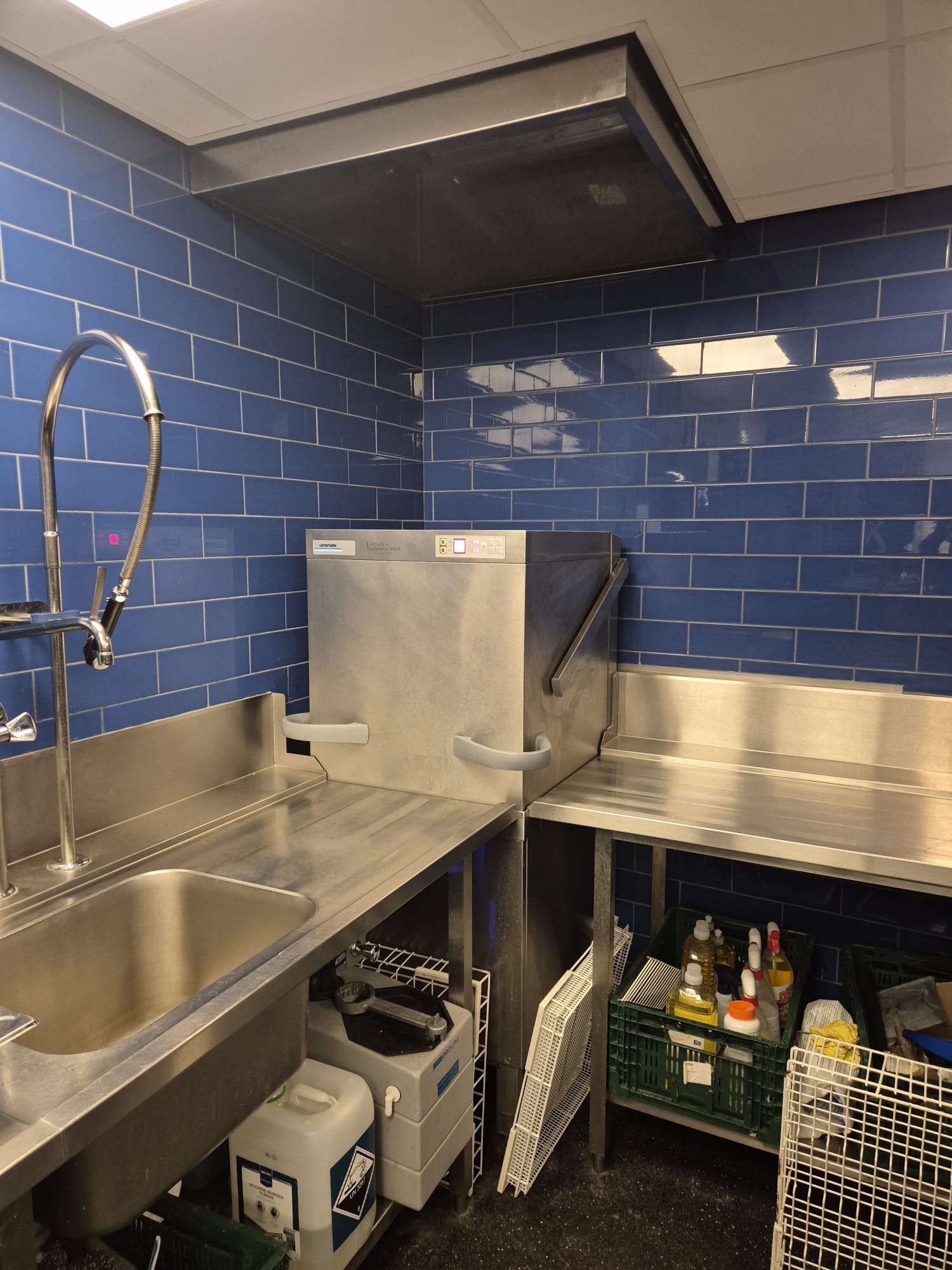 Professionele horeca spoelkeuken met RVS spoelbakken en keukeninventaris voor opkoop