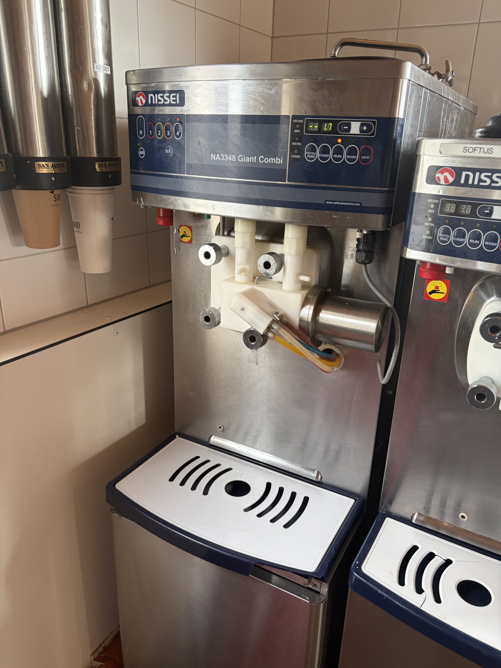 Nissei professionele softijsmachine die wordt opgekocht door horeca opkoper Veilinghuis Nederland