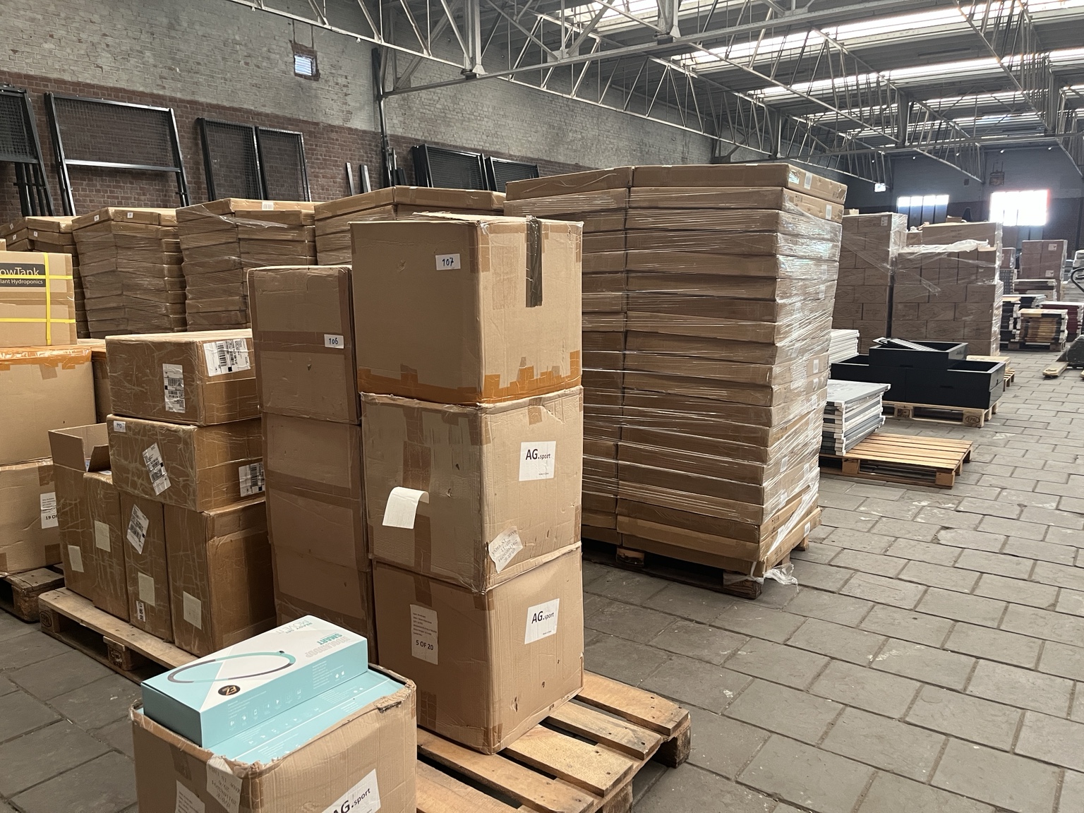 Pallets met restpartijen en magazijnvoorraad gereed voor online veiling bij Veilinghuis Nederland.