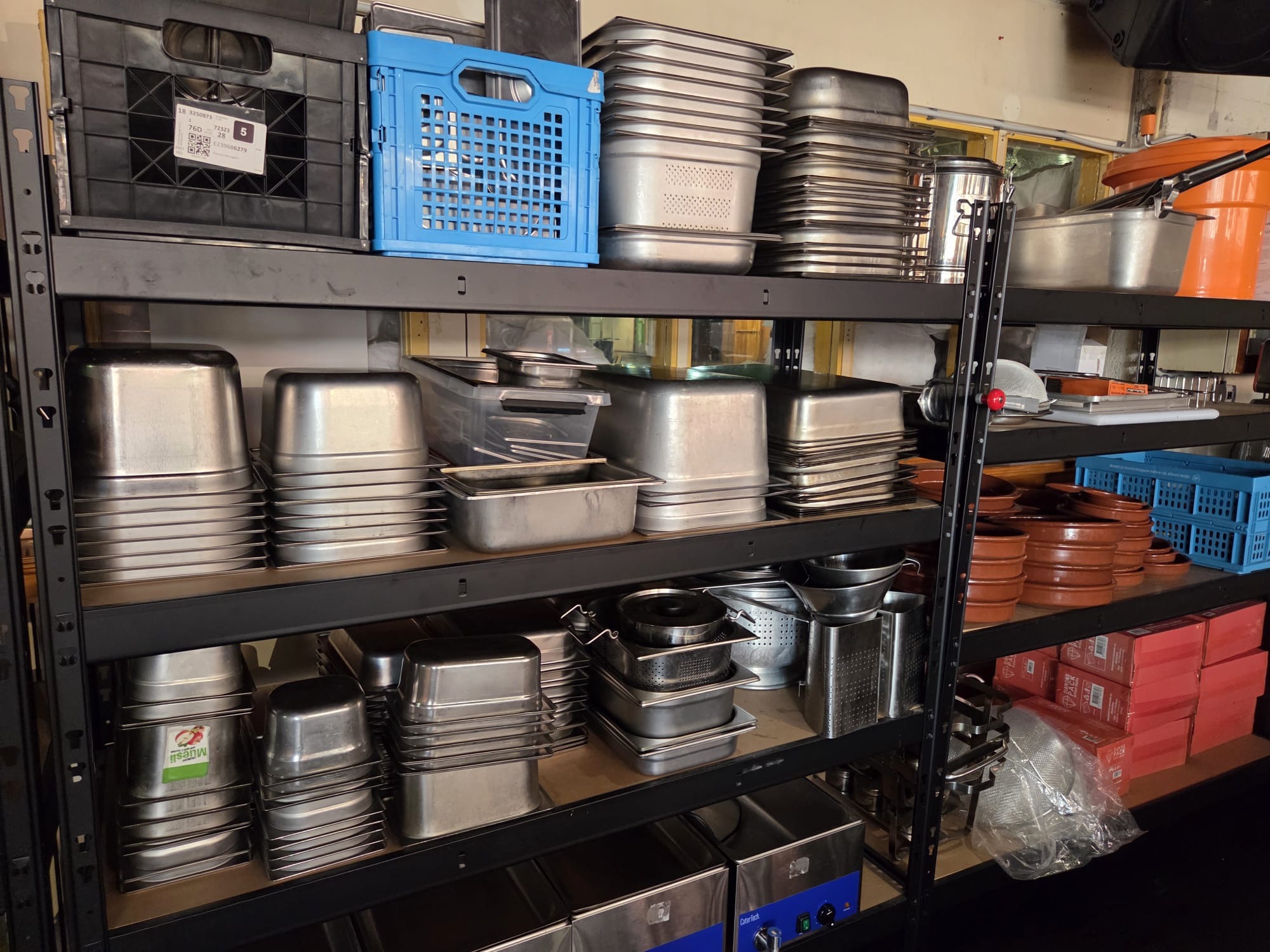 Complete horeca keukeninventaris met professionele apparatuur en RVS materialen