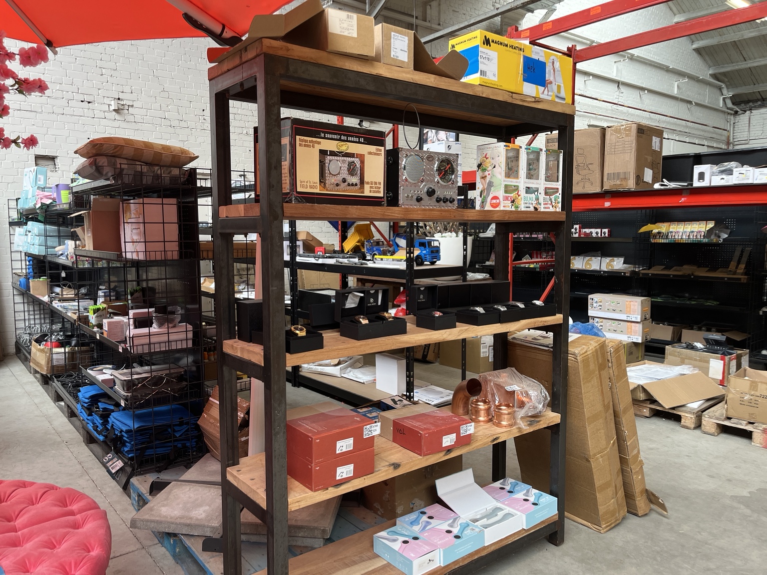 Magazijn met honderden kavels tijdens een verzamelveiling van Veilinghuis Nederland in Hoogeveen.