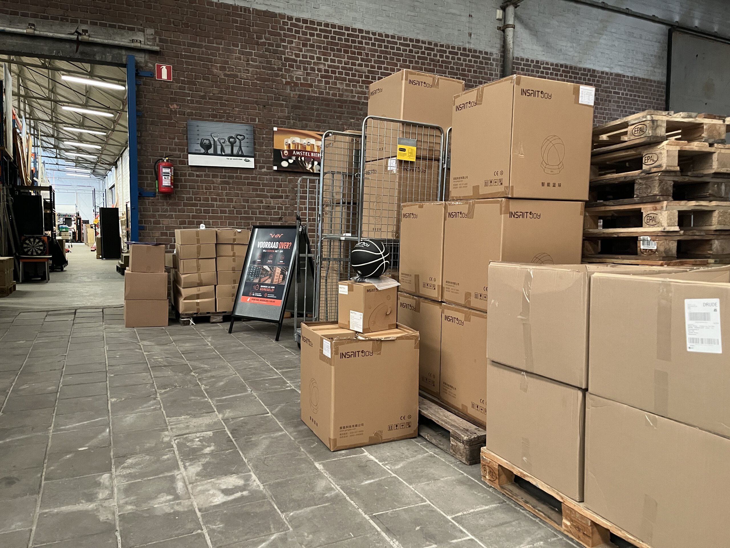 Complete bedrijfsvoorraad in een bedrijfsruimte van circa 2.000 m² in Rotterdam