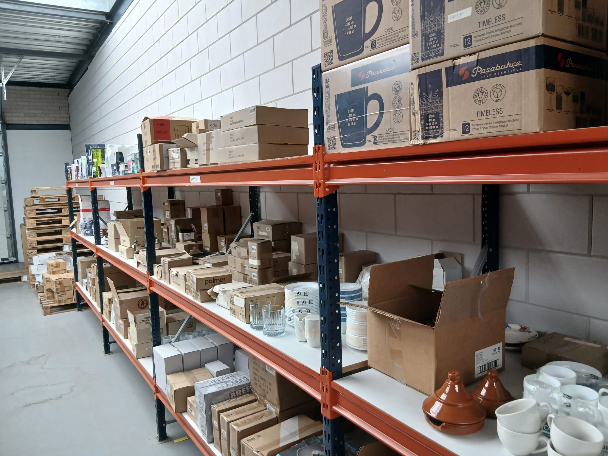 Grote bedrijfsvoorraad in magazijn die wordt beoordeeld voor complete overname