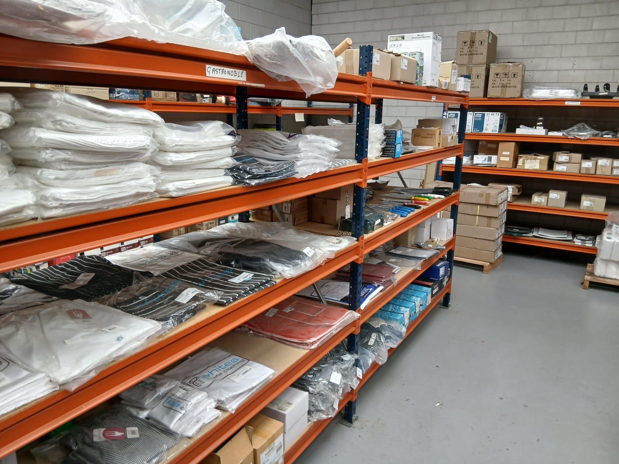 Grote e-commerce voorraad opgeslagen in een professioneel ingericht magazijn