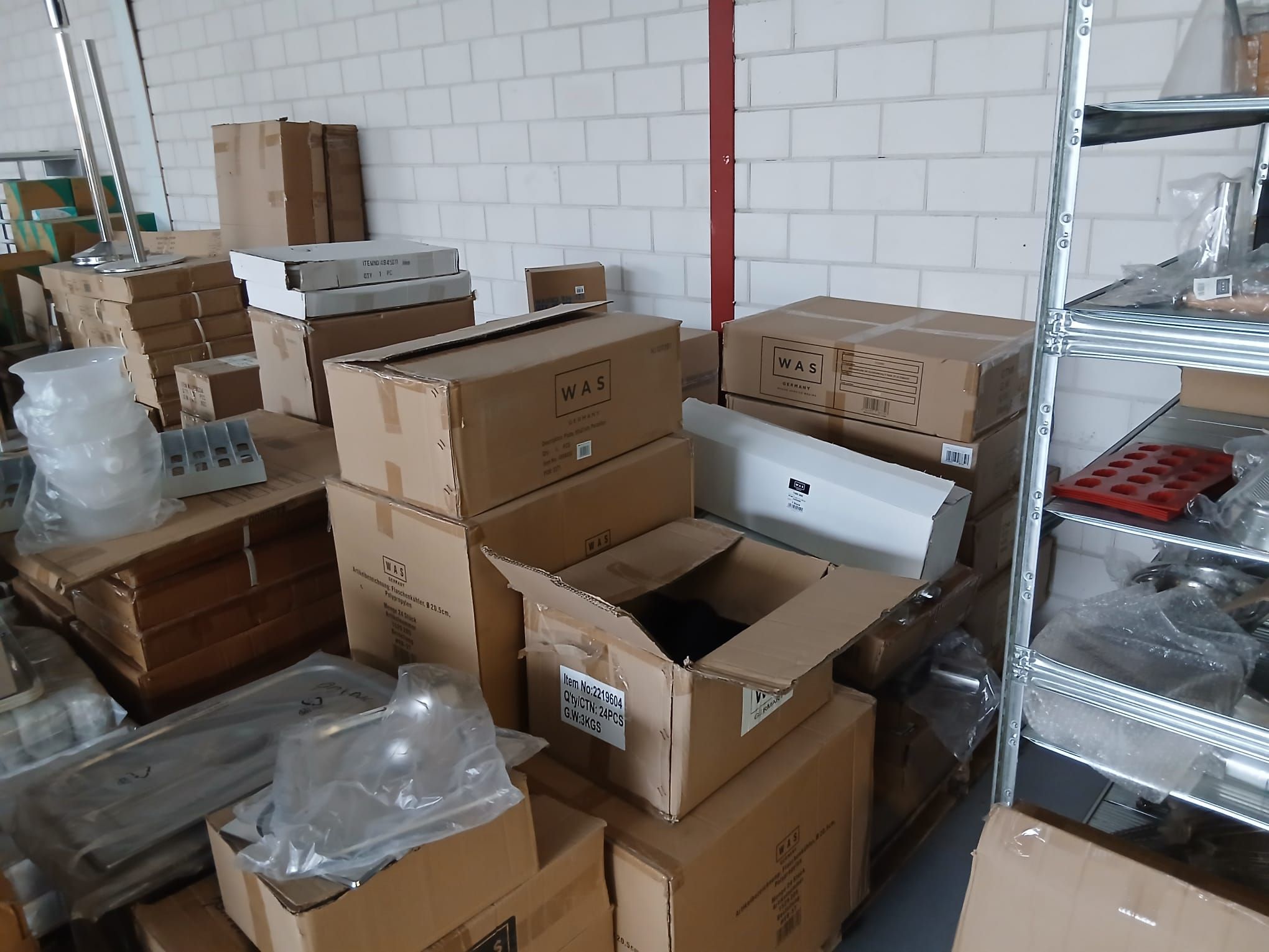Grote hoeveelheid e-commerce handelsvoorraad opgeslagen in een magazijn