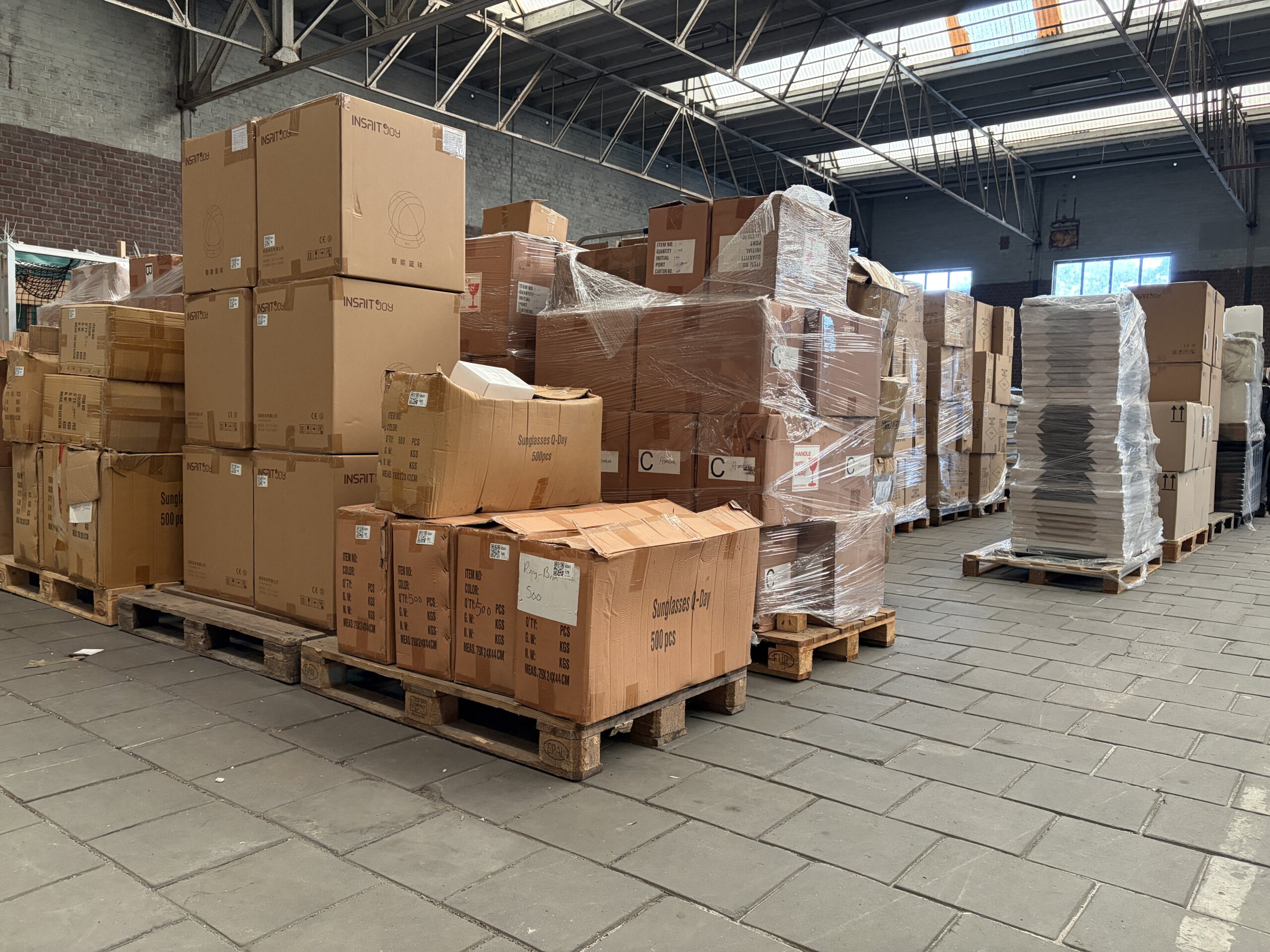 Grote voorraadpartij op pallets in een magazijn