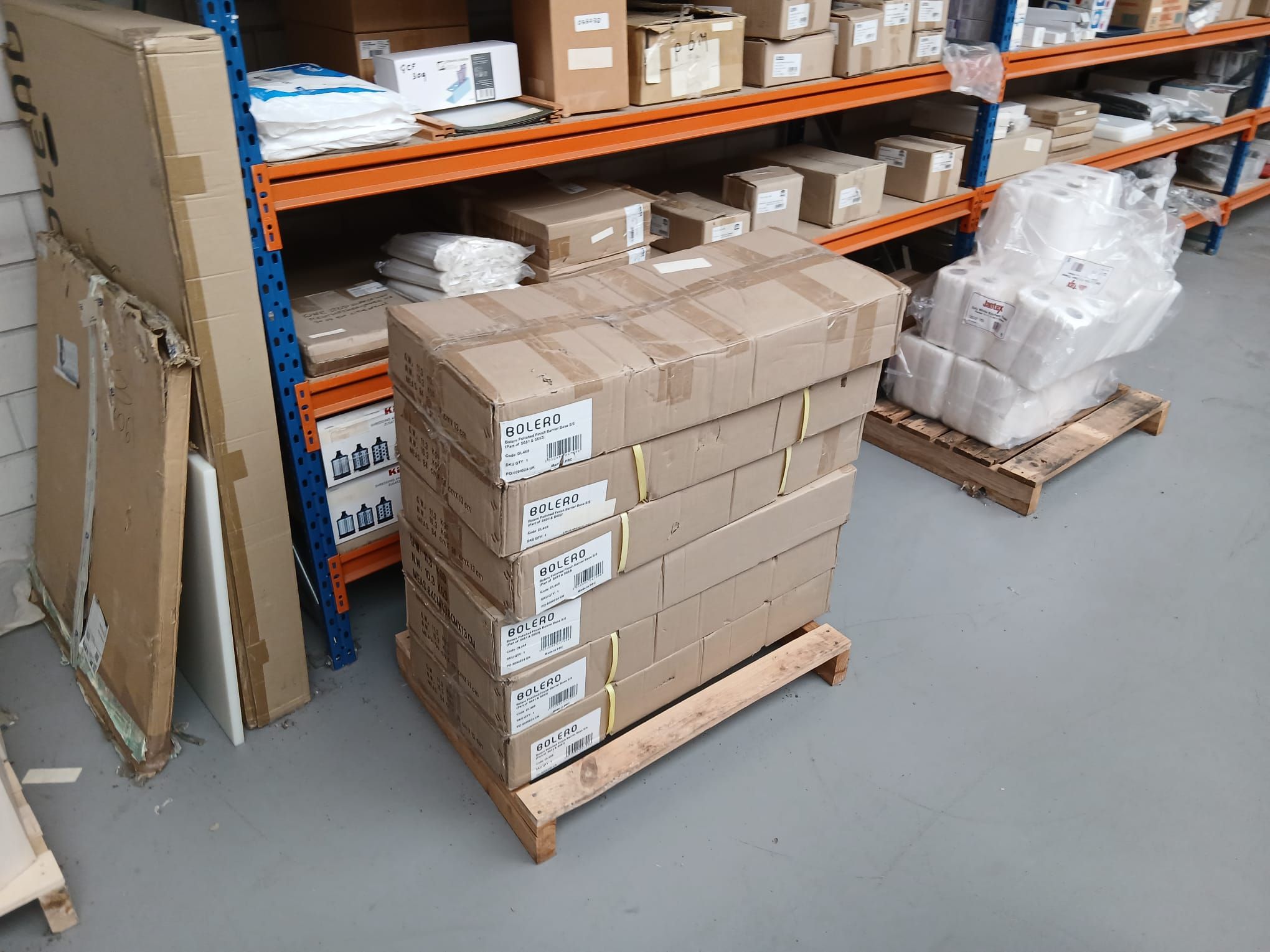 Magazijn met voorraad dat wordt voorbereid voor volledige ontruiming en afhandeling