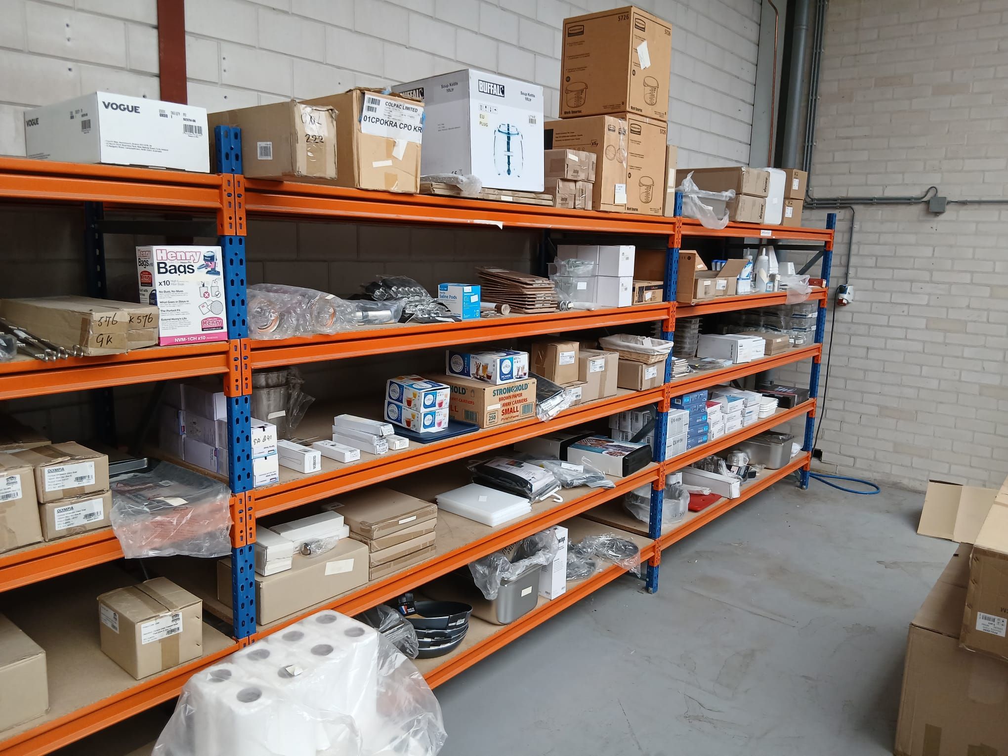 Gevulde magazijnstellingen met dozen en grote hoeveelheden horeca voorraad